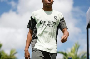 爱游戏体育-姆巴佩重要时刻重返赛场，C9带队取胜！